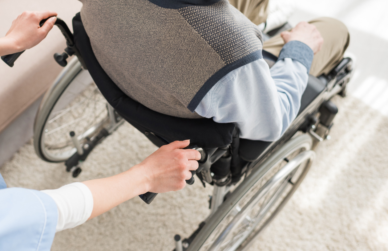 Rollstuhl mit Pflegepersion