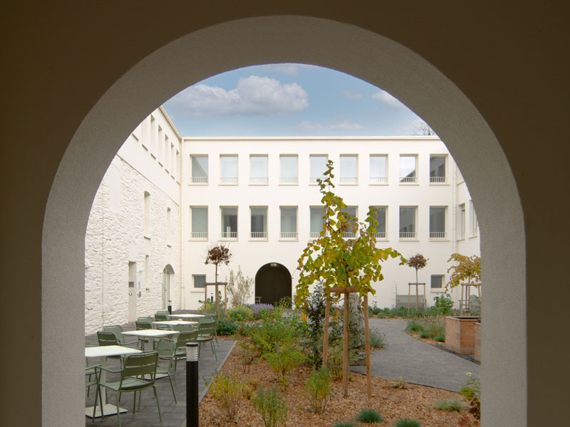 Innenhof mit Baum Quartier Bethanien